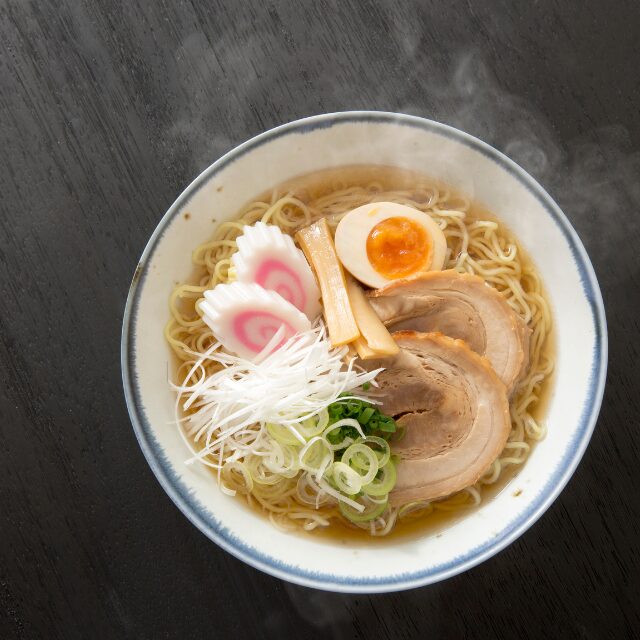 ラーメン屋で…『うま～！』食べている最中、隣の男性客に声をかけられ⇒直後、店員が取った行動に拍手喝采！