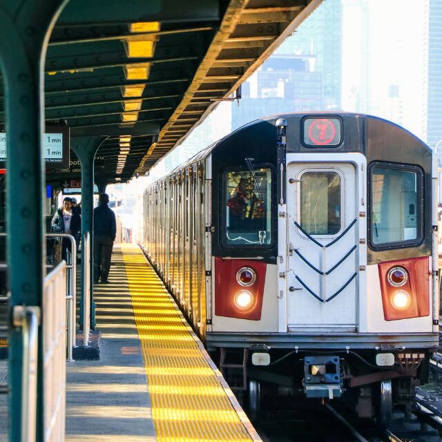 浮気されて駅のホームで”大号泣”する女性。オバチャンが声をかけ慰めるも⇒『…今なんて言った？』まさかの”正体”が明かされ「え？」