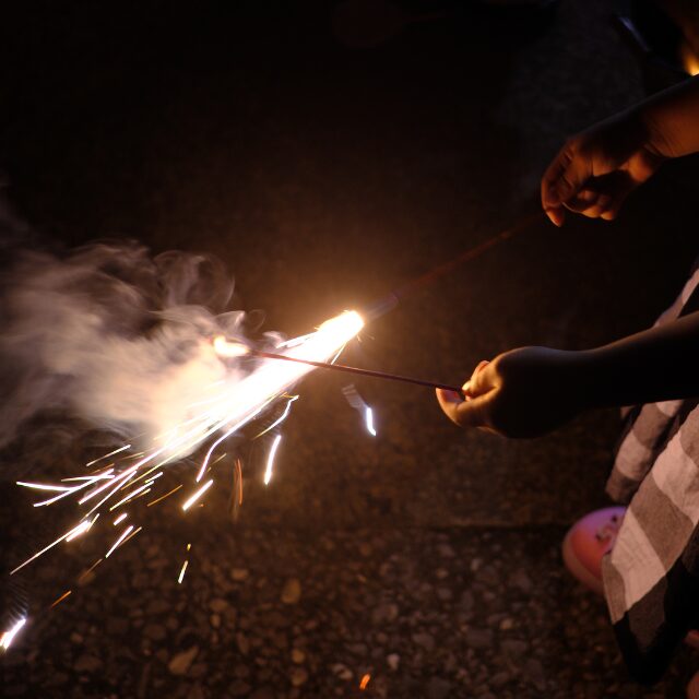 夜中に公園で花火をする親子…「あっち行け！」花火を人に向けてきた！？⇒数日後「なんじゃこりゃ！」迷惑親子の”撃退方法”