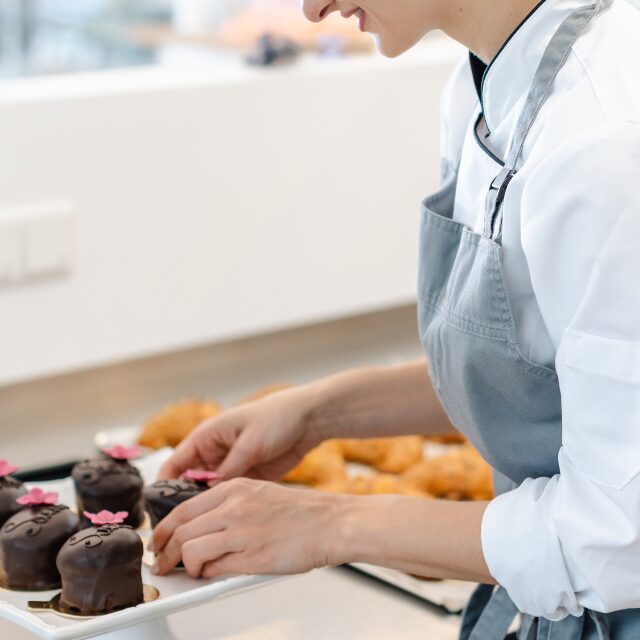 パティシエの嫁に”無料”でケーキを作らせる義母にうんざり…息子「いいこと思いついた！」⇒作戦決行すると『ギャアアア』