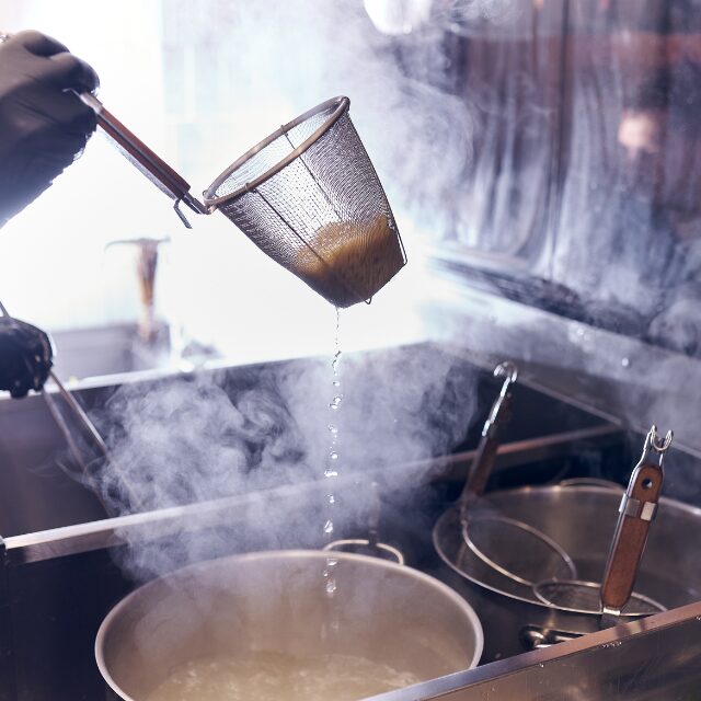 ラーメン屋で…「ほら！あーん」素手でつかんだ餃子を食べさせようとする男に驚愕！→しかし数分後…男は顔面蒼白に！？