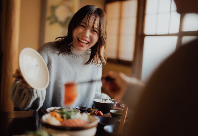 「やば…見とれてた」男性が注目してしまう魅力的な【女性の特徴】