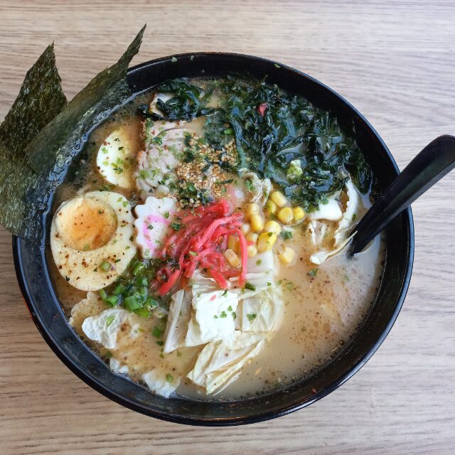 ラーメン屋で…『高血圧が怖くてラーメンが食えるか！』汁まで飲み干す。しかし直後⇒徐々に視界が暗くなり…『マジでやばいかも』